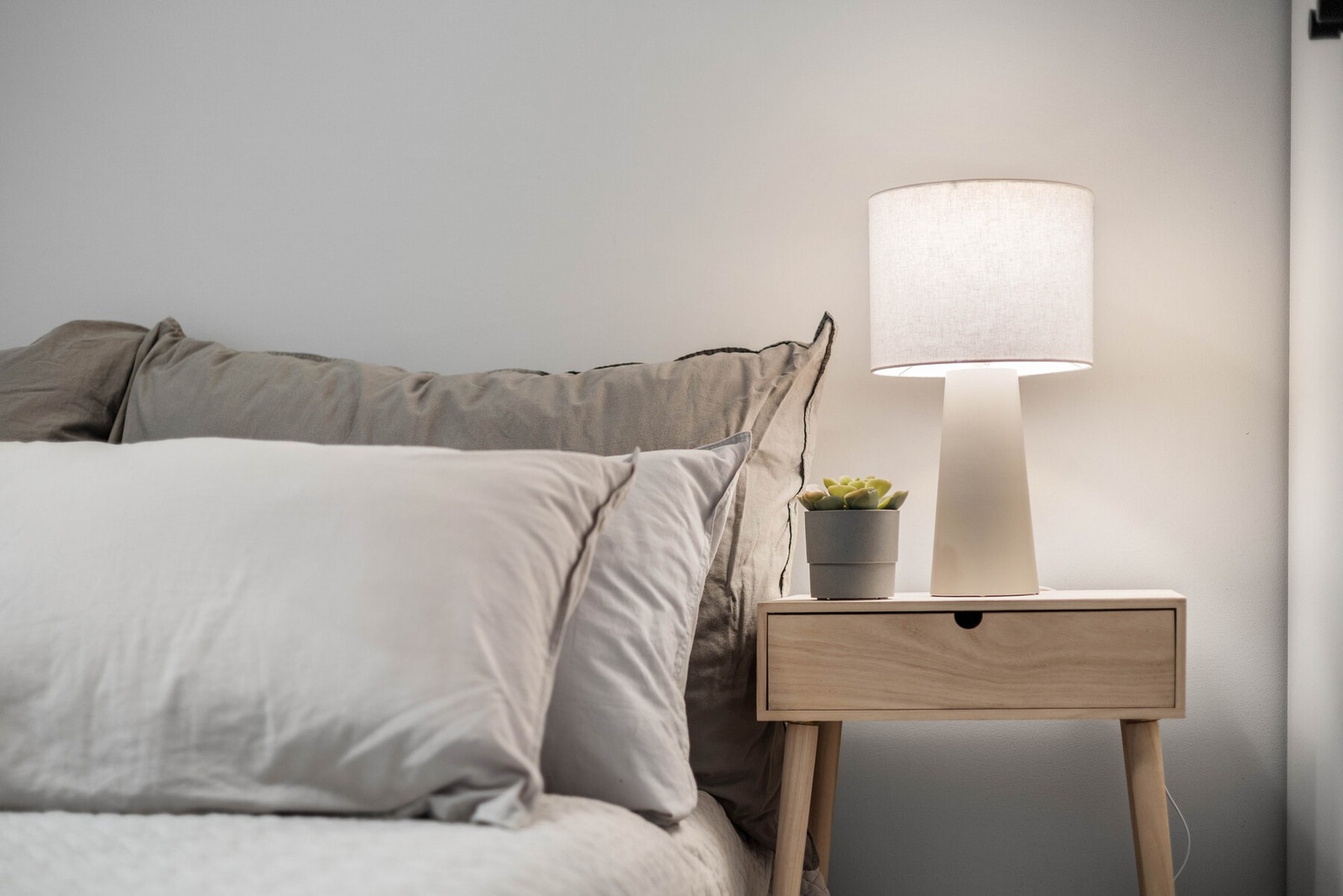 Samme overflater som øvrige rom, med parkettgulv og lysmalte vegger. Galleribilde