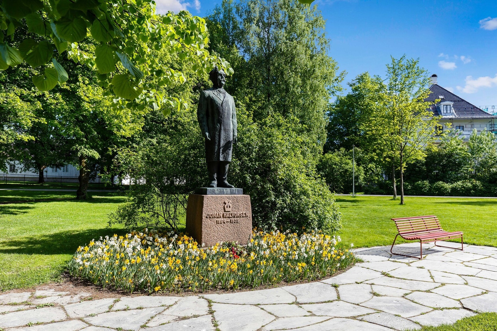 Eiendommen ligger rett ved idylliske Museumsparken der du også finner et komplett museumstilbud med utstillinger, kunst og kulturhistorie. Galleribilde