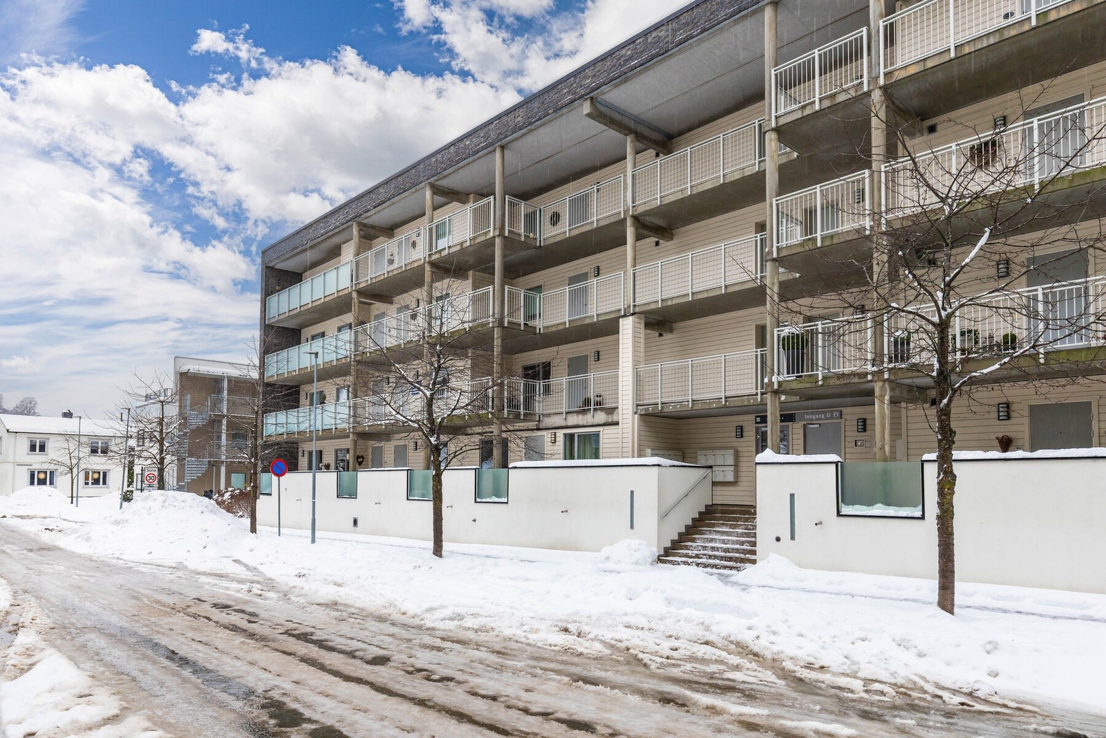 Det medfølger en garasjeplass i garasjekjeller. Her er det også en sportsbod på 5 kvm. Galleribilde