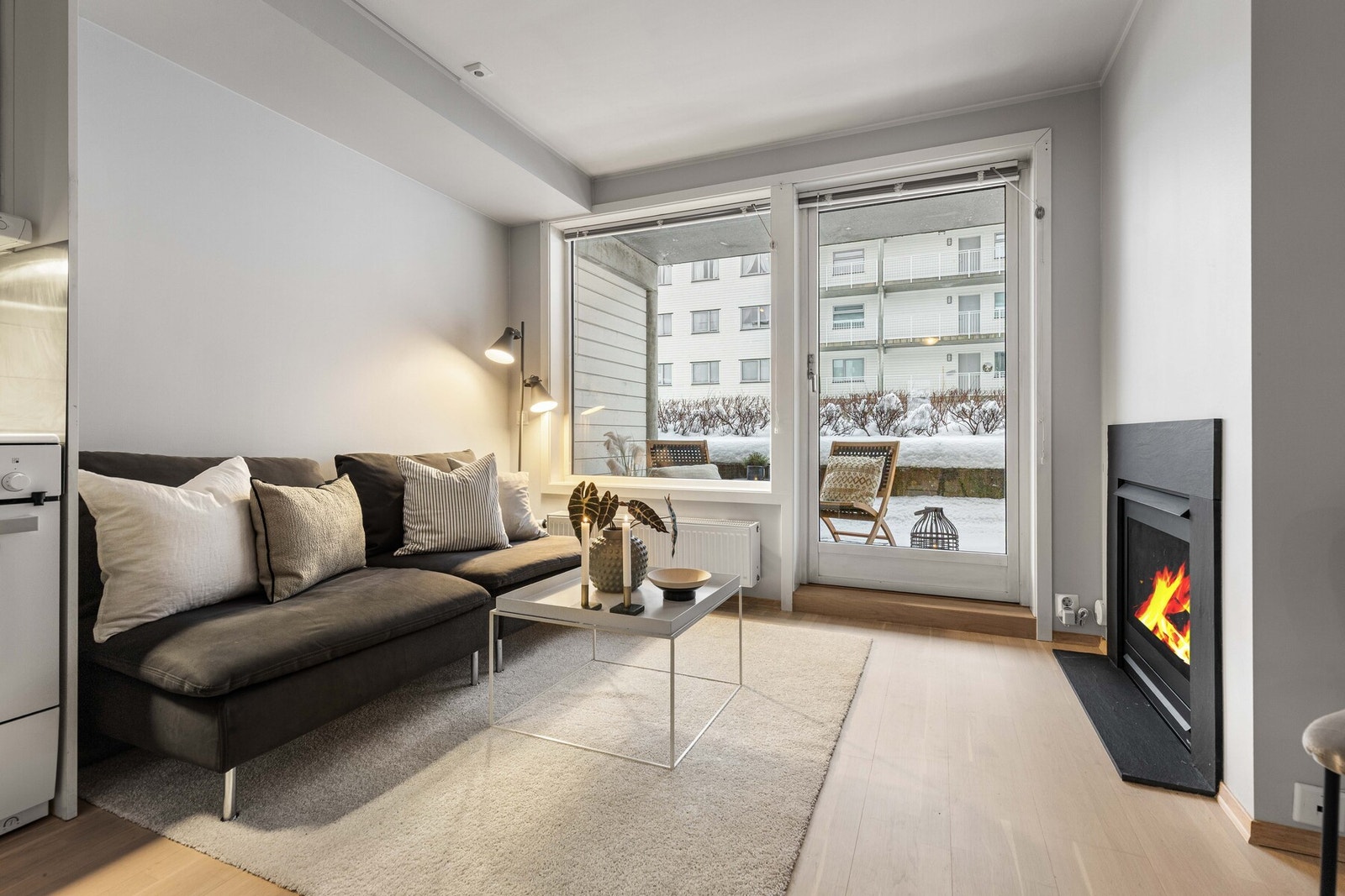 Store vindusflater sørger for rikelig med naturlig lys. Galleribilde