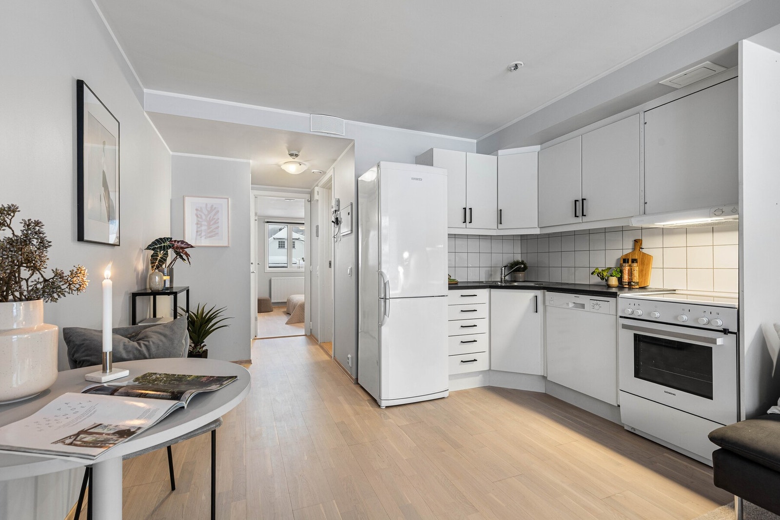 Kjøkkenet er utstyrt med frittstående kjøl-/fryseskap, oppvaskmaskin og komfyr. Galleribilde