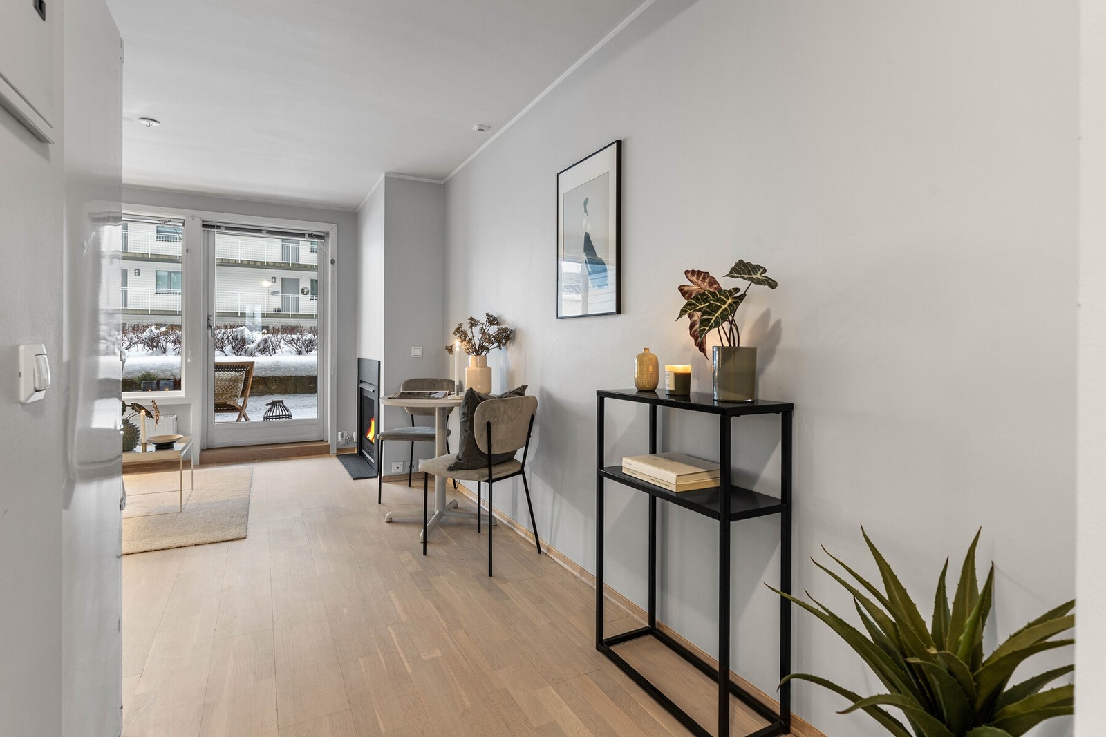 Entréen fremstår lys og innbydende, med god plass til oppbevaring av yttertøy og sko. Galleribilde