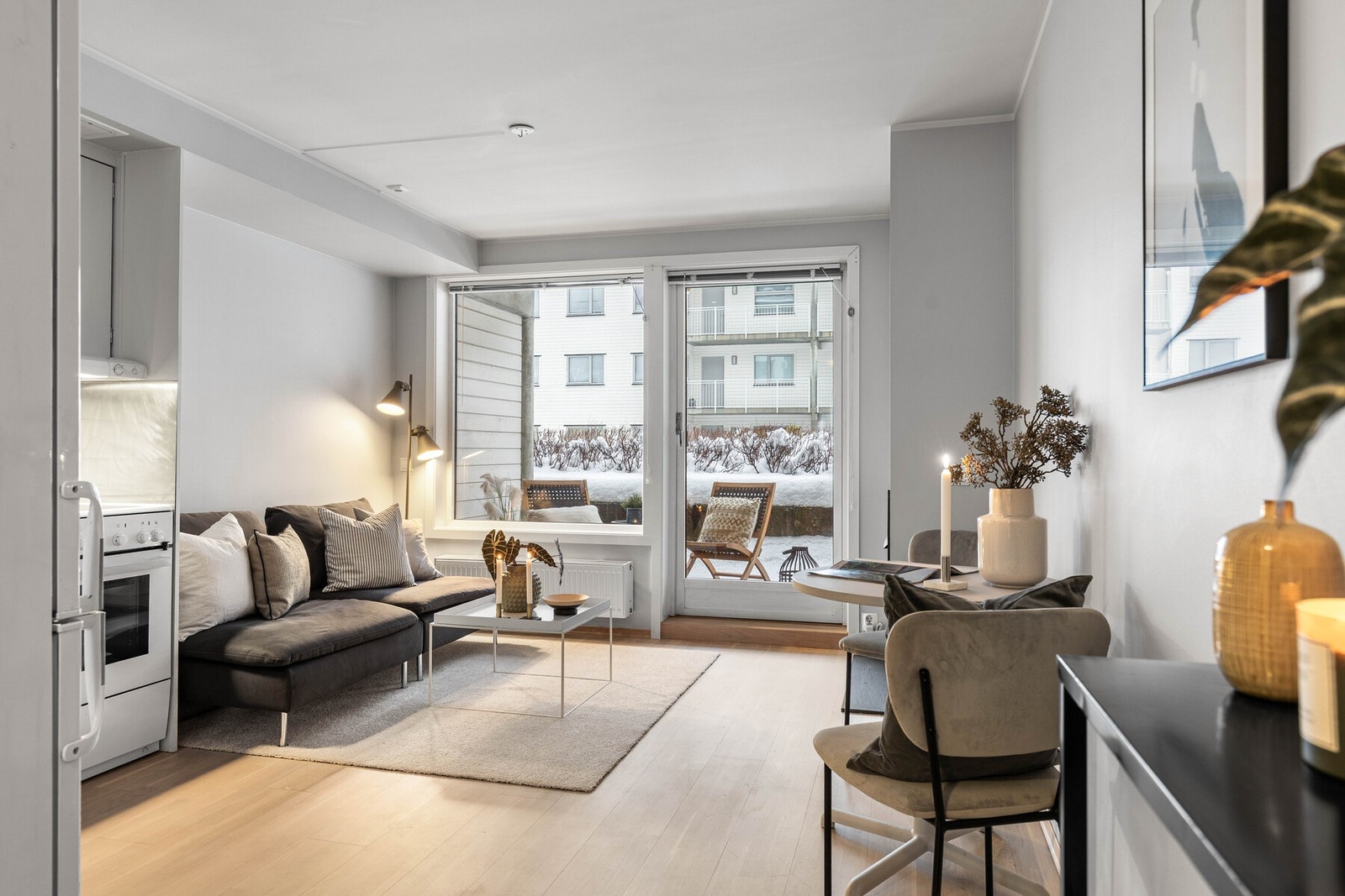 Det er naturlig plass til spisebord i overgang mellom kjøkken og stue, og stuen har god plass til sofagruppe. Galleribilde