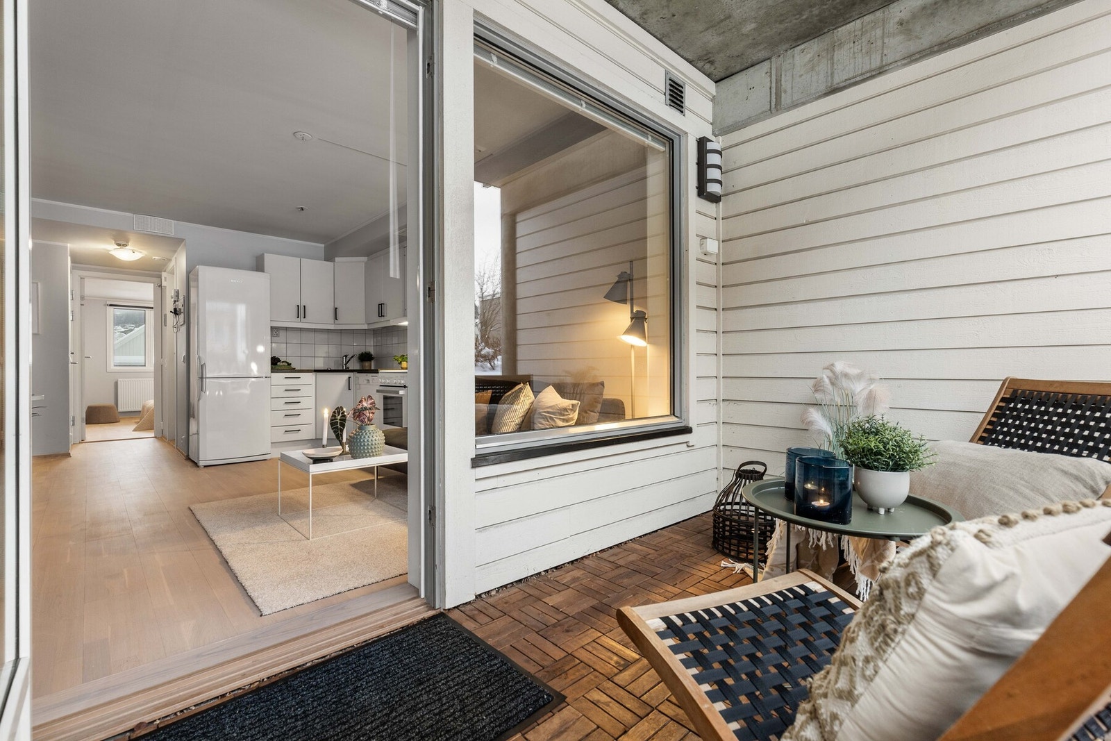 Det er montert utelampe samt stikkontakt på vegg. Galleribilde