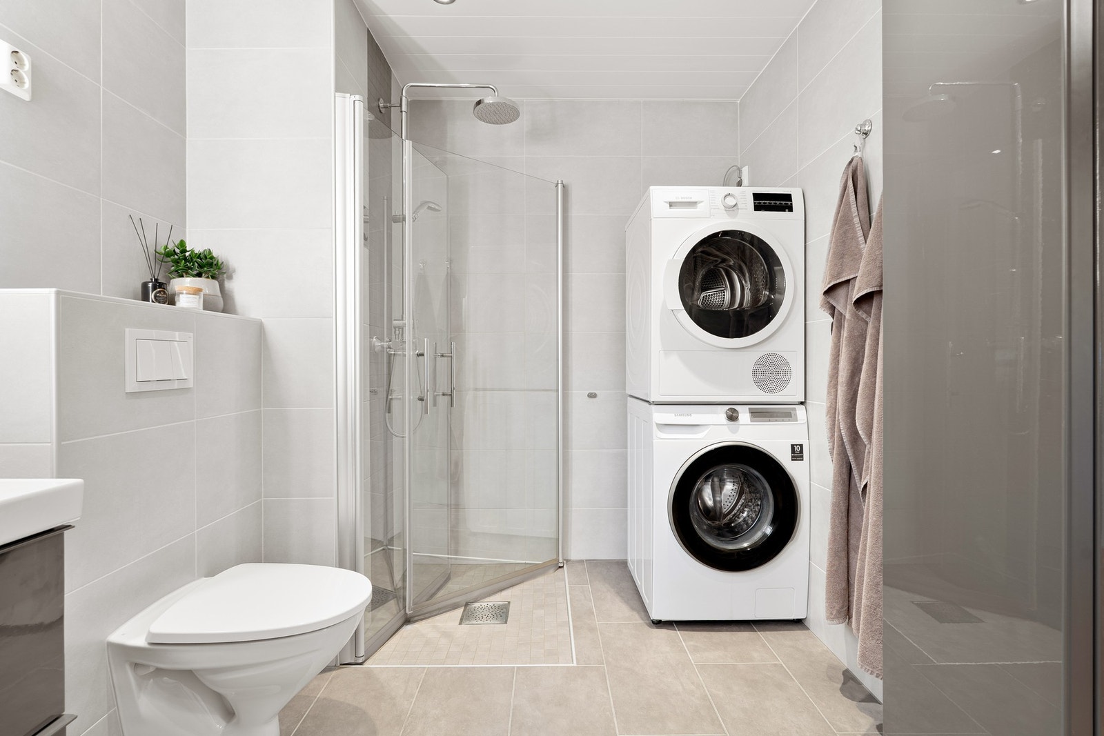 Opplegg for vaskemaskin og god plass til tørketrommel. Galleribilde