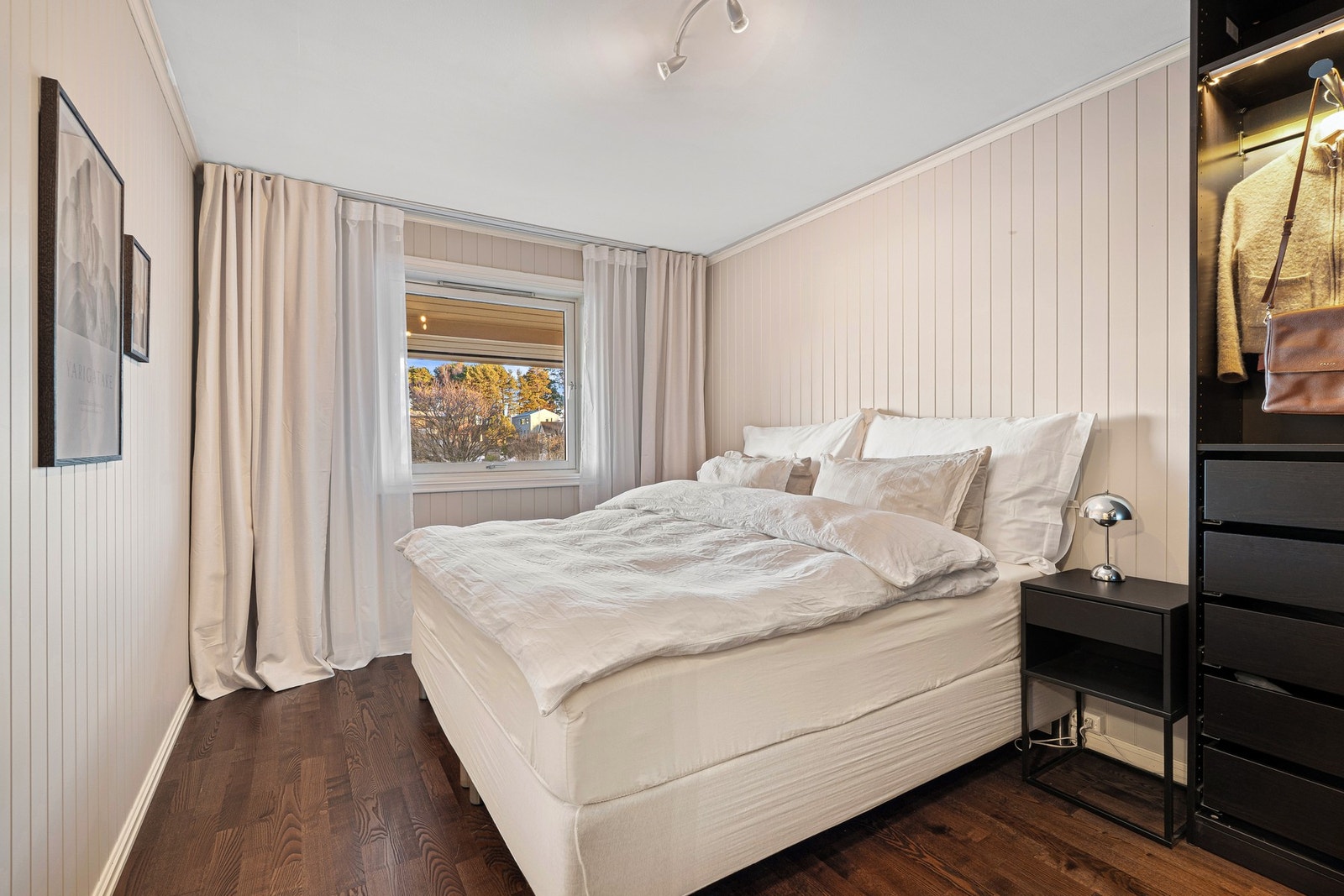 Rikelig med plass i stor garderobeløsning som medfølger boligen. Galleribilde