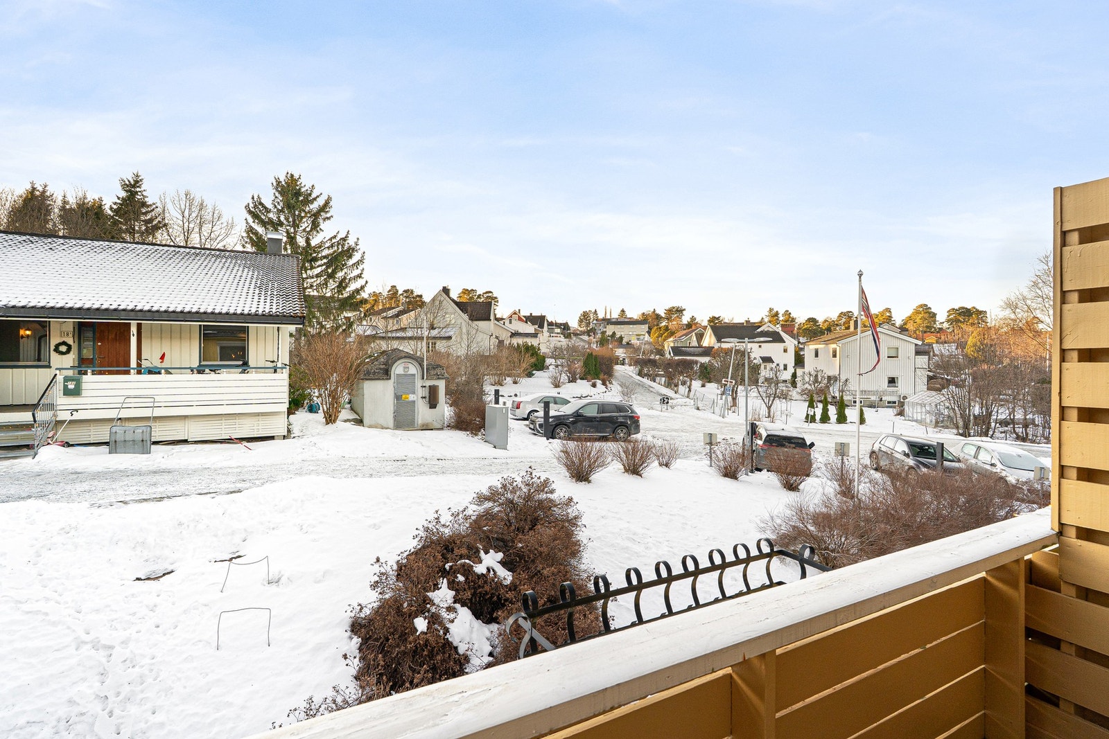 Balkongen er sørvendt og har gode solforhold. Galleribilde