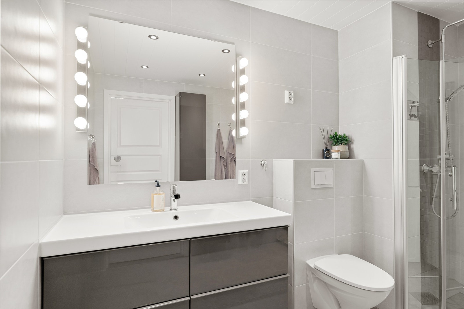 Badet har elektriske varmekabler i gulvet. Galleribilde