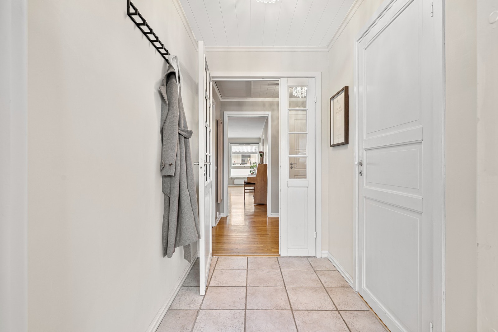 Innbydende og flislagt entré Galleribilde