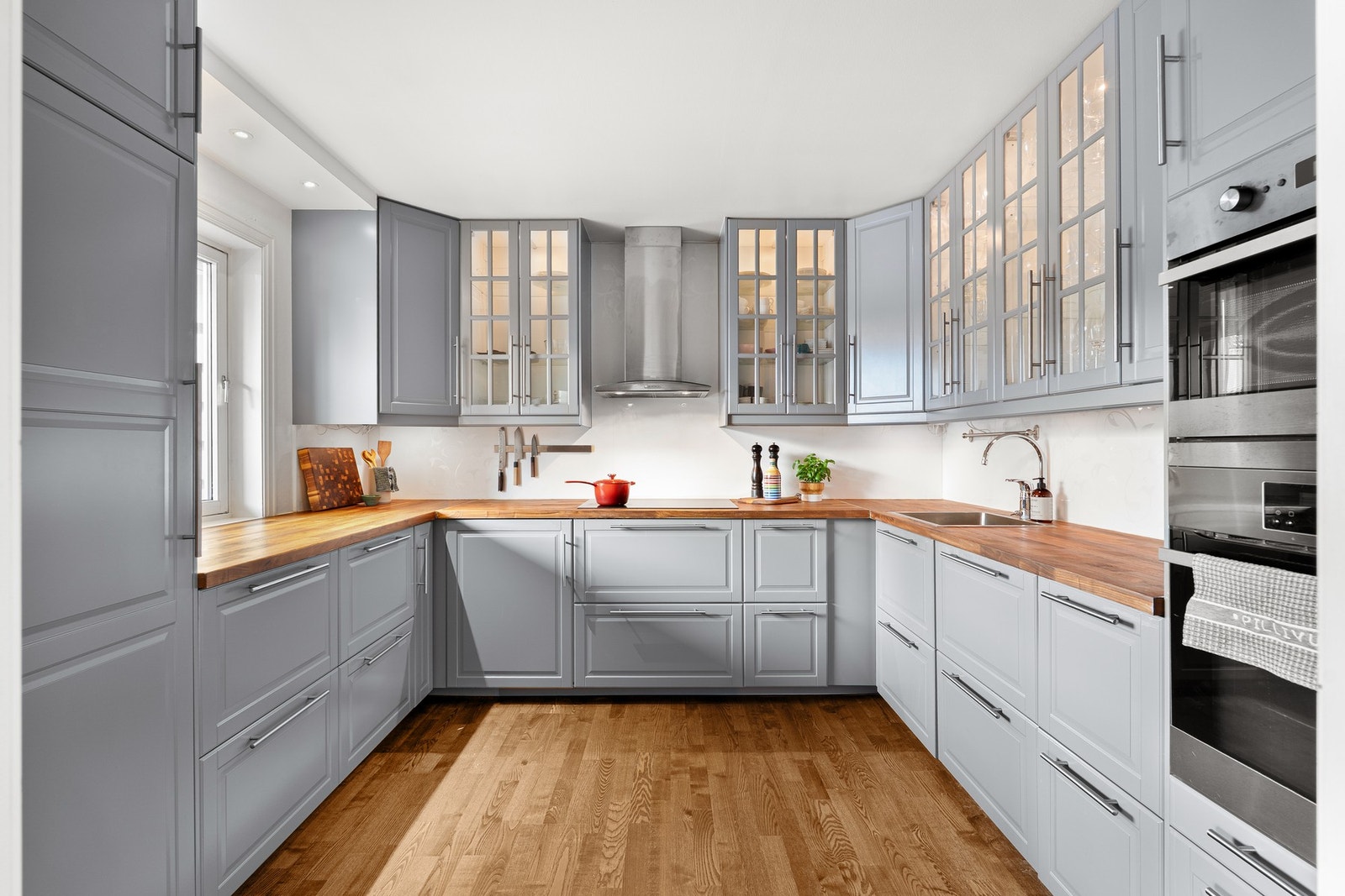 Stort kjøkken med mye skap- og benkeplass. Galleribilde