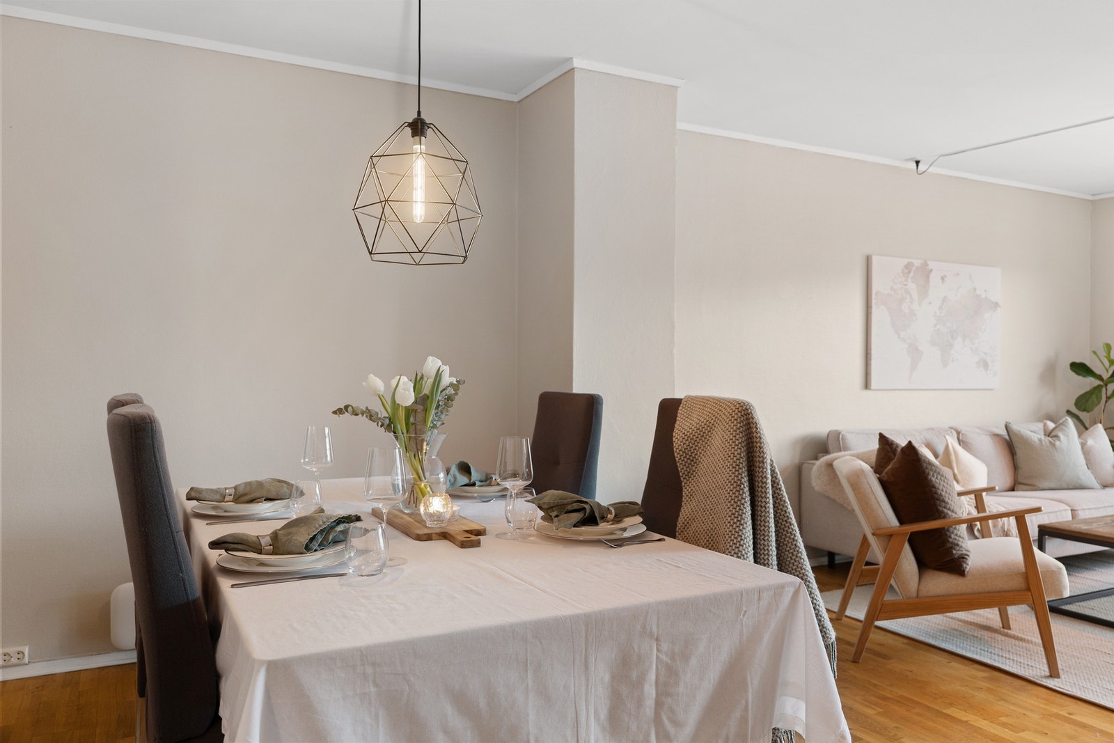 Spisebordet finner sin naturlige plass i tilknytting stuen. Galleribilde