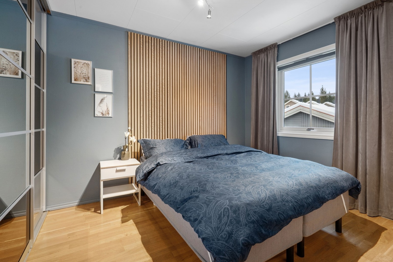 Soverom nr. 1 har plass til stor seng, nattbord og har en flott skyvedørsgarderobe. Galleribilde