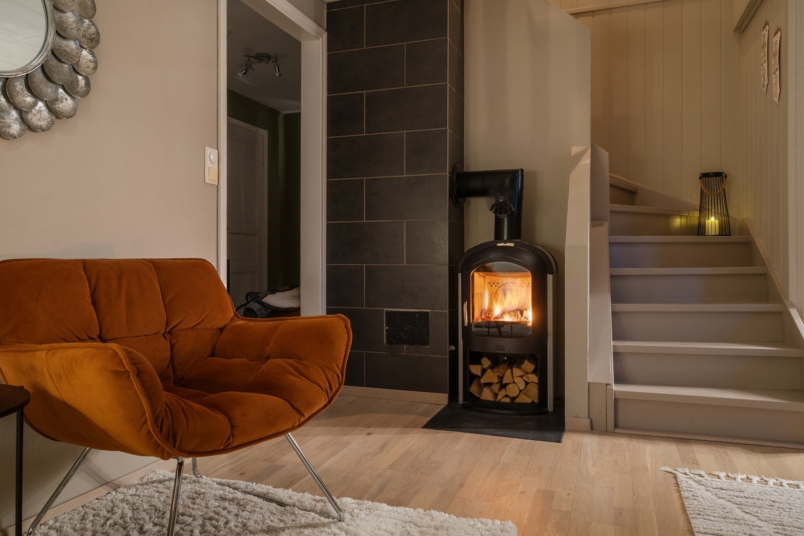 Flott peisovn som varmer godt i stuen. Galleribilde