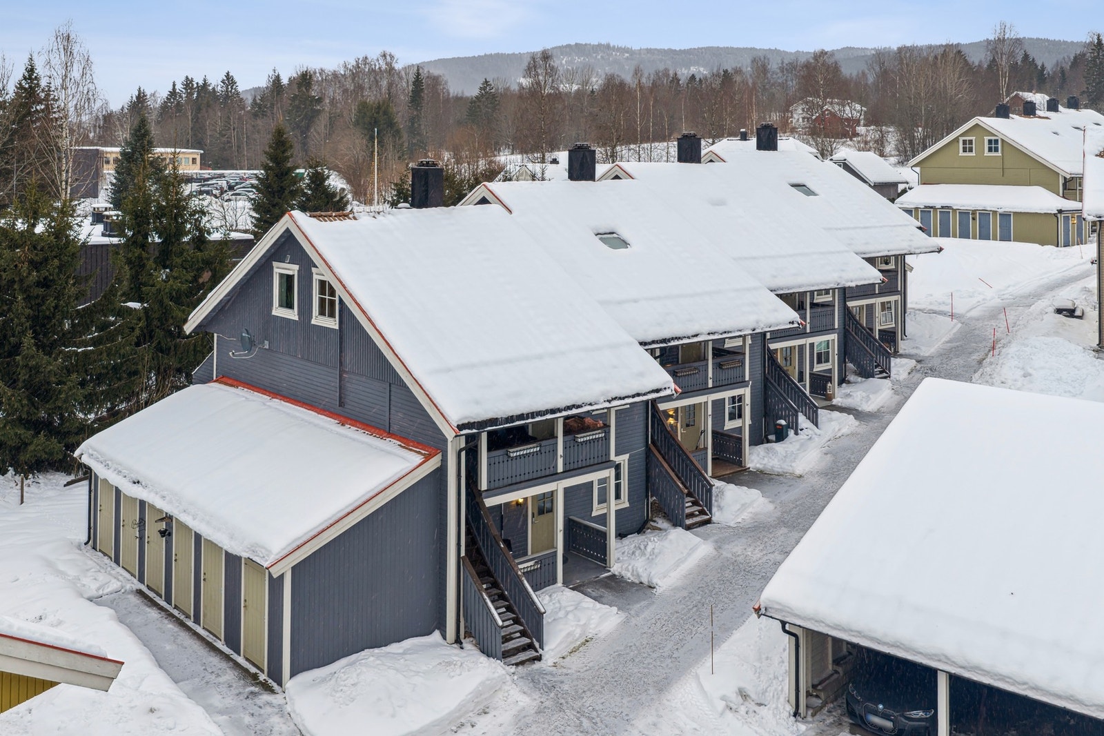 Leiligheten ligger i et stille og trygt boligområde med kort vei til alt du trenger i hverdagen, inkludert barnehager, skoler, dagligvarebutikker og idrettsanlegg. Galleribilde
