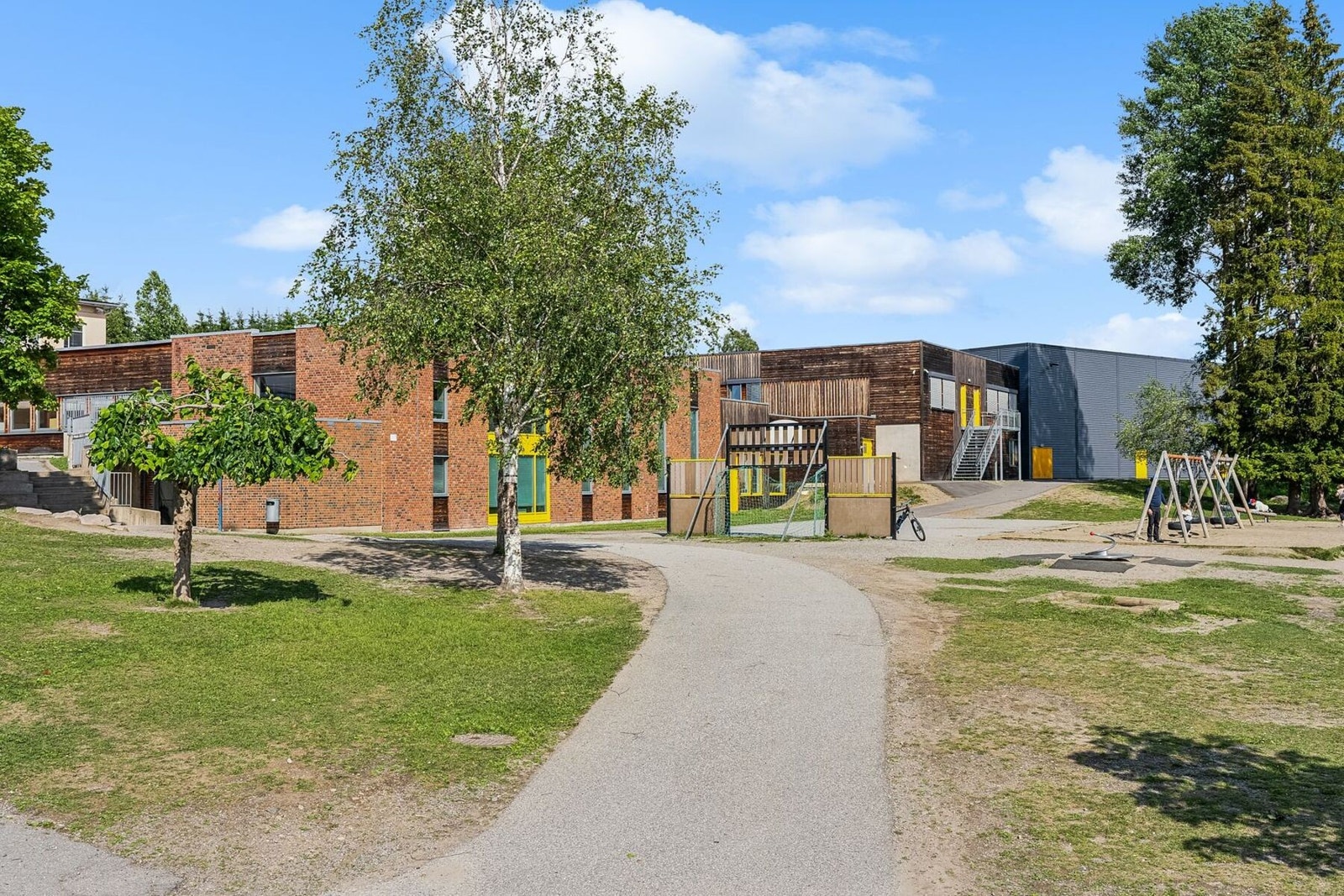 Nærmeste skole er Maura skole (1-7 trinn), ca. 5 minutters gange fra leiligheten. Galleribilde