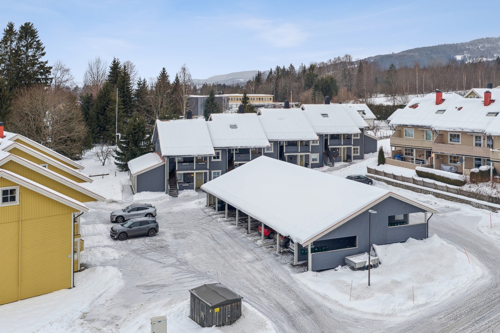 Her bor du perfekt for deg som ønsker en rolig tilværelse, samtidig som det er kort avstand til sentrum. I umiddelbar nærhet finner du marka med flotte turmuligheter året rundt, samt gode muligheter for friluftsliv, fiske og bading. Galleribilde