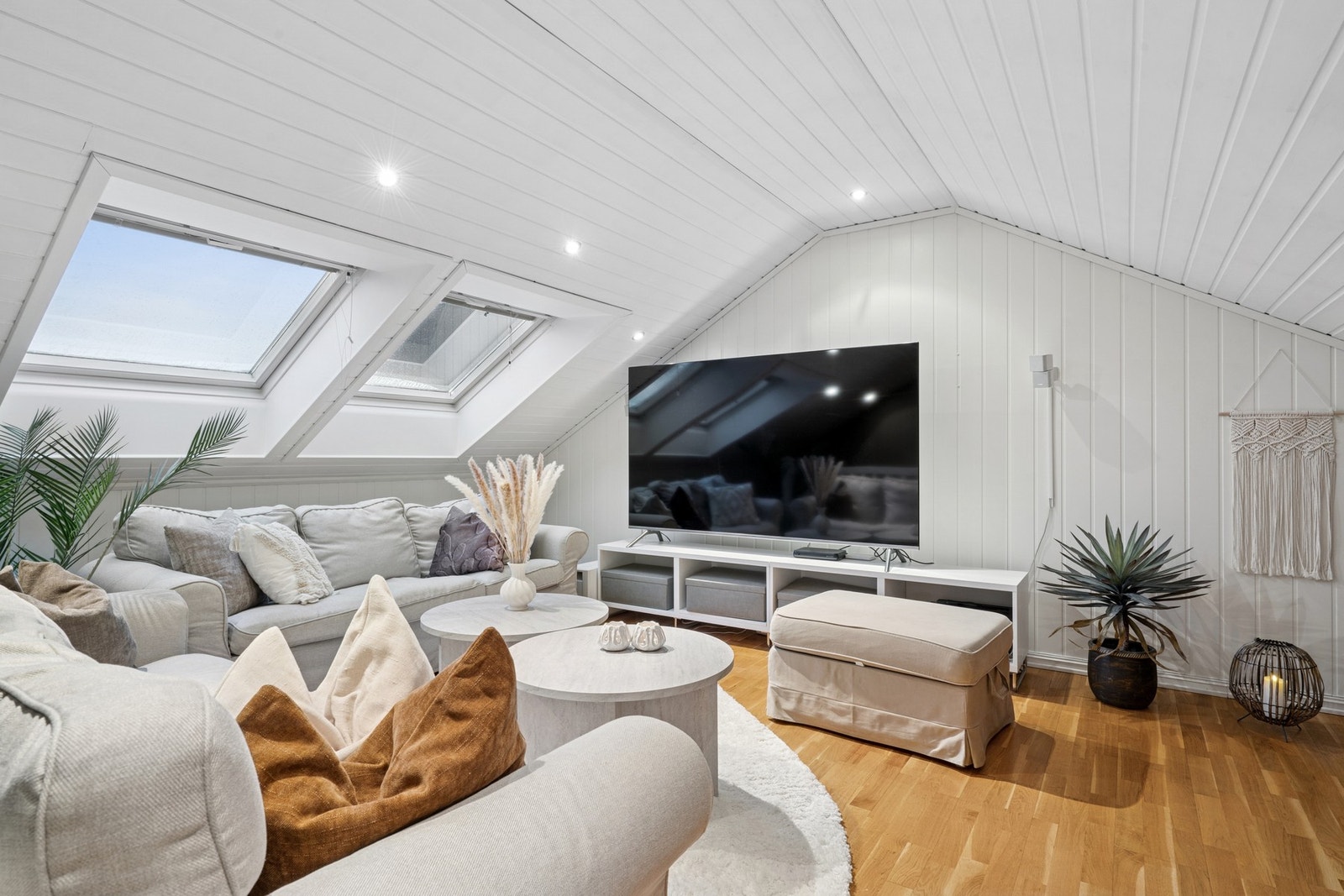 Loftstuen har to store vinduer som bringer rikelig med naturlig lys inn i boligen. Galleribilde