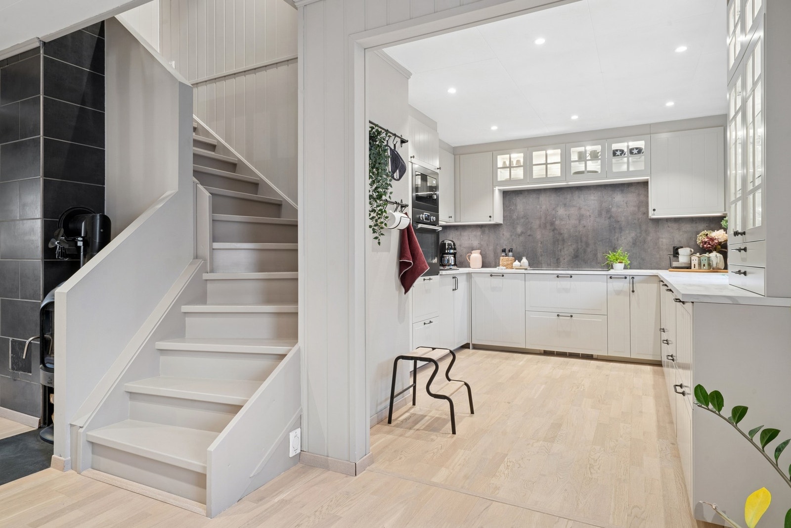 Leiligheten strekker seg over to plan og består av: entre, baderom, kjøkken, spisestue, gang og 2 soverom samt innvendig bod. Loftsetasje inneholder trapperom/loftstue, baderom og soverom. Galleribilde