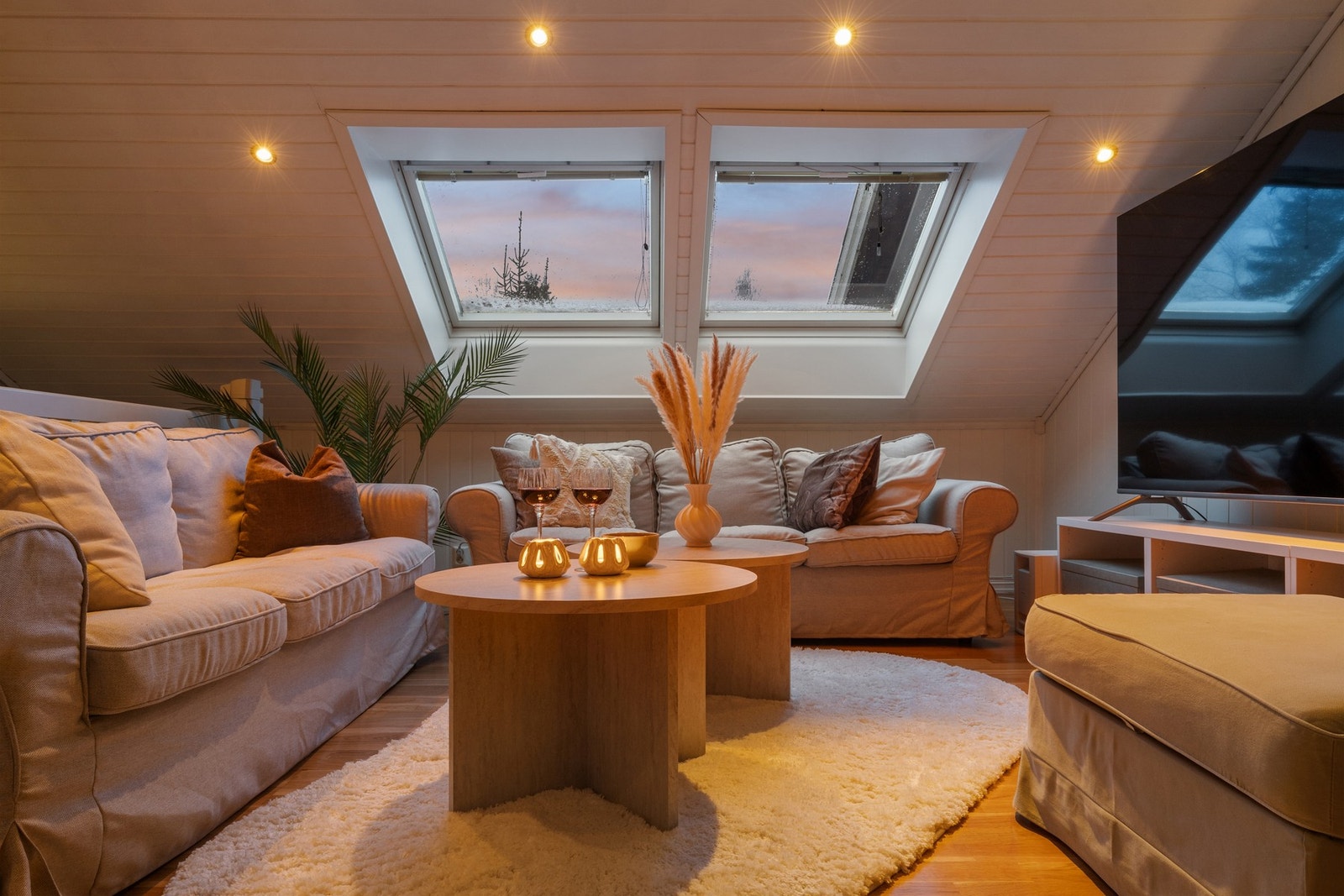 Hyggelig kveldsstemning i TV-stuen Her kan du slappe av med en god bok, eller se en spennende film. Galleribilde