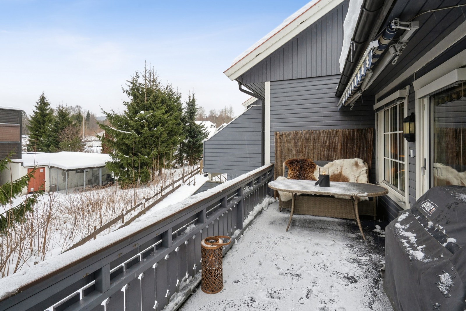 Fra stuen har du adkomst til en fin og stor veranda som vender mot vest. Galleribilde