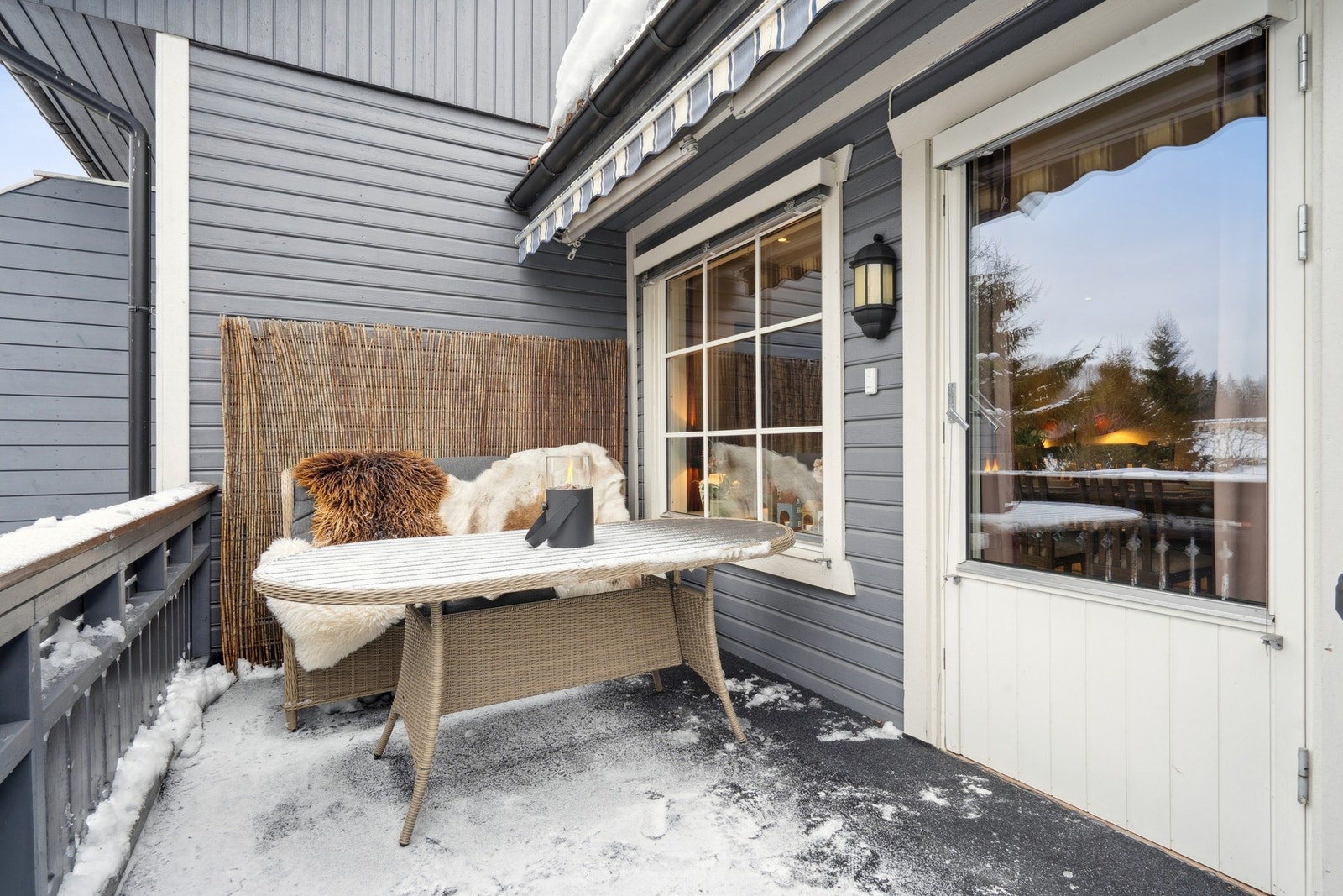 Verandaen kan innredes med ulike utemøbler slik som sittegruppe, bord og grill. Galleribilde