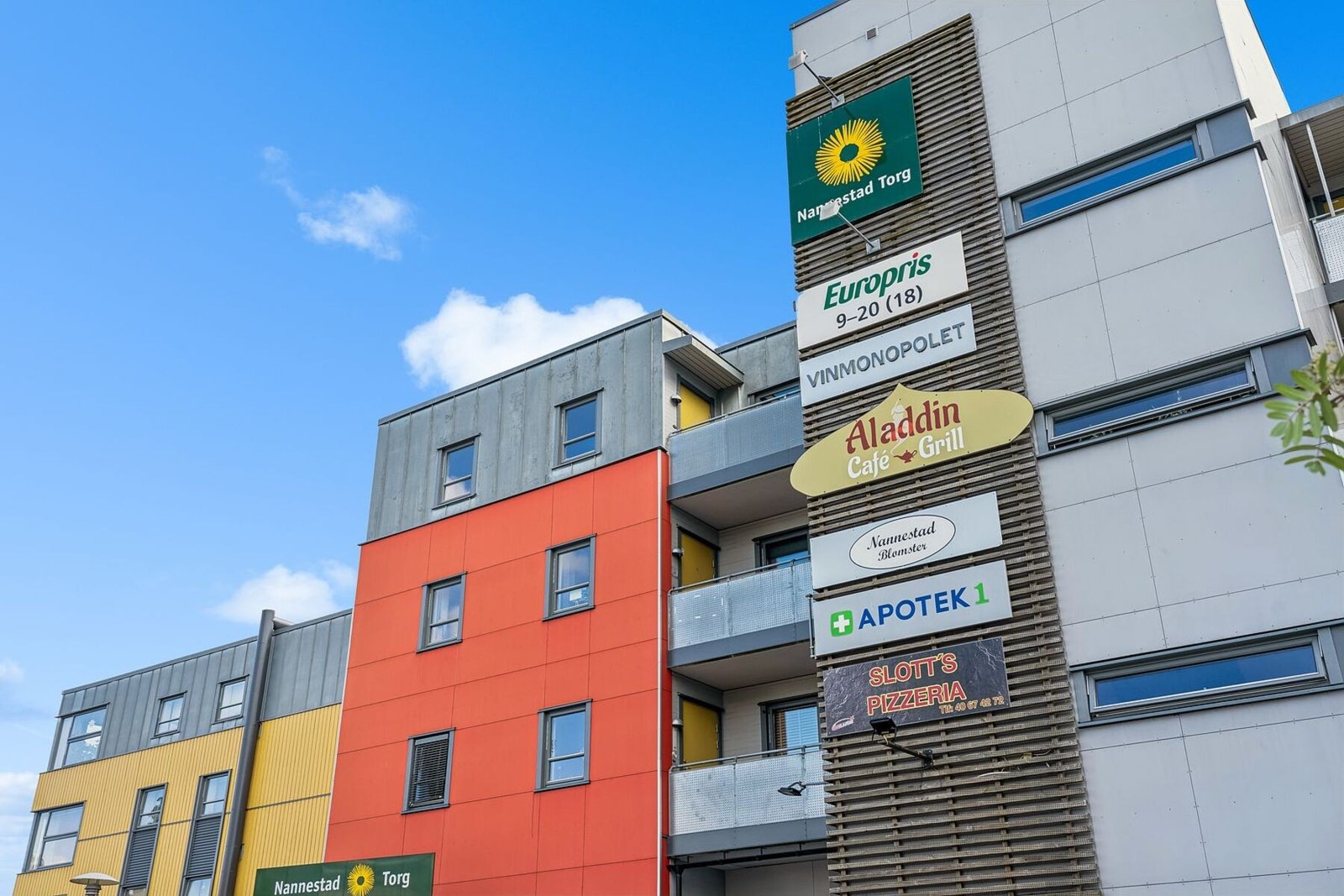 Nannestad torg er et trivelig og oversiktlig sentrum som byr på et bredt spekter av servicetilbud samlet på ett sted. Her har du kort vei til dagligvarehandel, apotek, Vinmonopol, kafé og spisesteder, samt øvrige butikker og tjenester som dekker de fleste Galleribilde