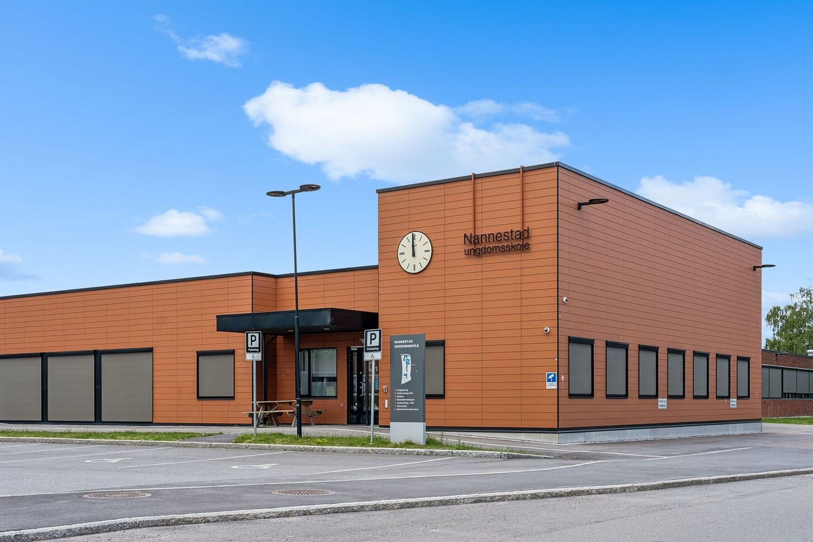 Nærmeste ungdomsskole og videregående er Nannestad og ligger ca. 10 min med bil fra leiligheten. Galleribilde