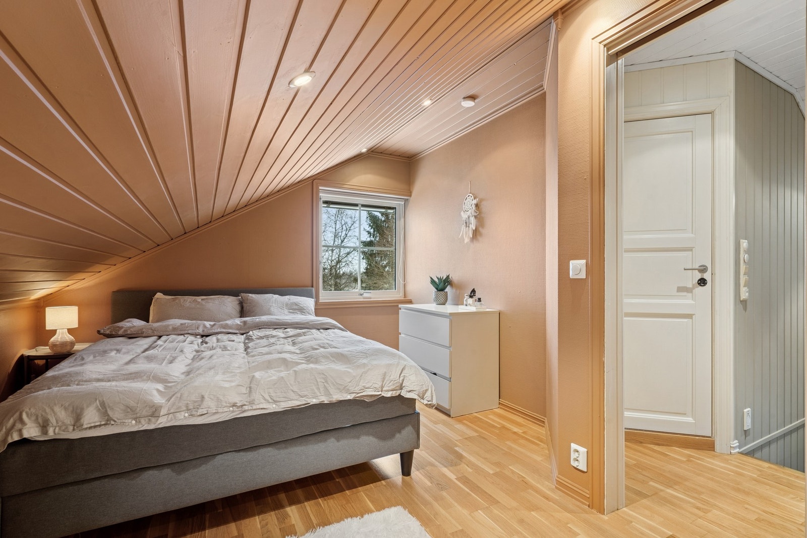 Soverom nr. 3 med plass til seng, nattbord og garderobeskap. Galleribilde