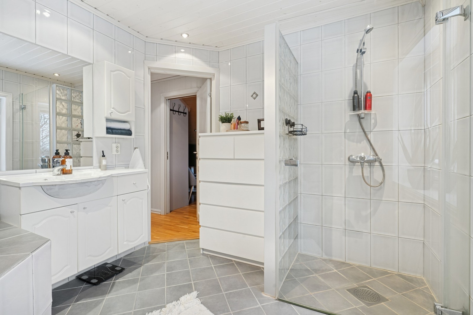 Tidløst bad med både dusj og badekar. Galleribilde