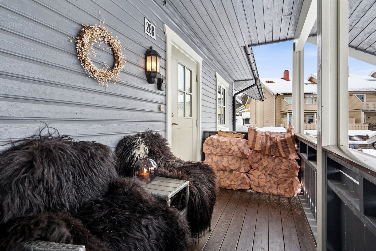 Overbygget inngangsparti med plass til sittegruppe og eventuell lagring av ved. Galleribilde