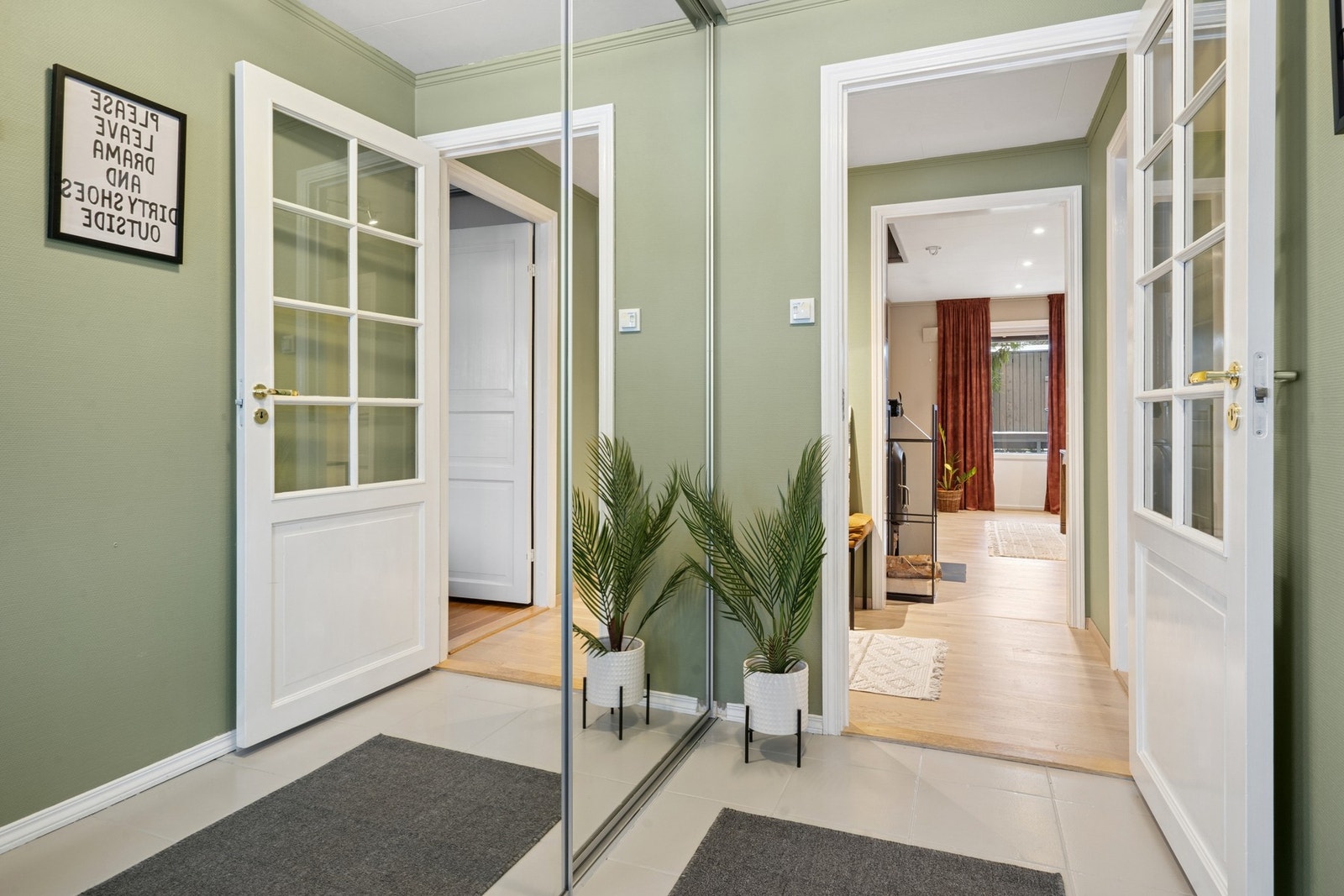 Entré med romslig skyvedørsgarderobe. Galleribilde