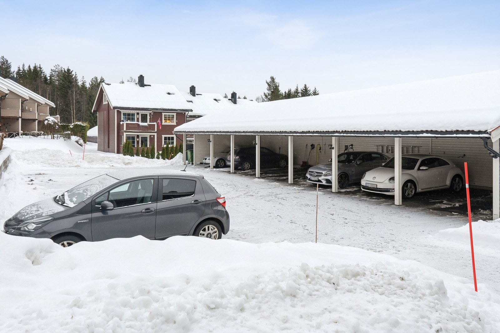 Parkering i carport og gjesteparkering. Galleribilde