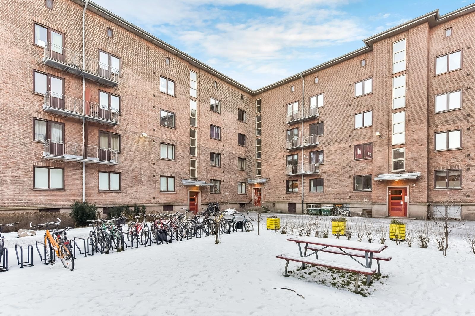 Praktisk bakgård til sykkel og avslapping Galleribilde