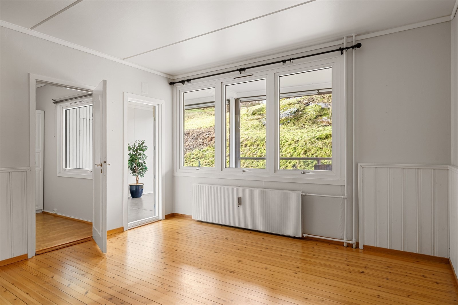 Leiligheten har en eldre radiatorovn i stue. Felles varmtvann via sentralfyr. Sentralvarme og varmtvann inkludert i felleskostnader. Galleribilde