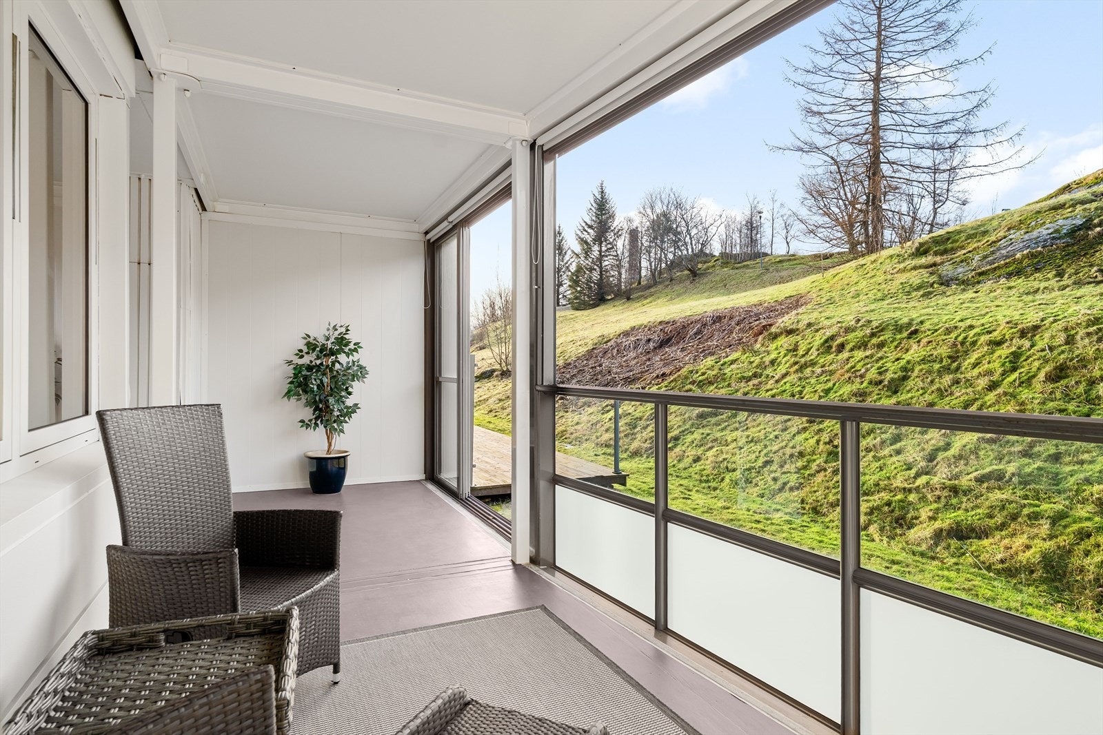 Altanen er vendt mot vest, og har dermed gode solforhold ettermiddags/kveldstid. Glassene kan skyves helt til sides for å slippe inn solen på fine sommerdager. Galleribilde