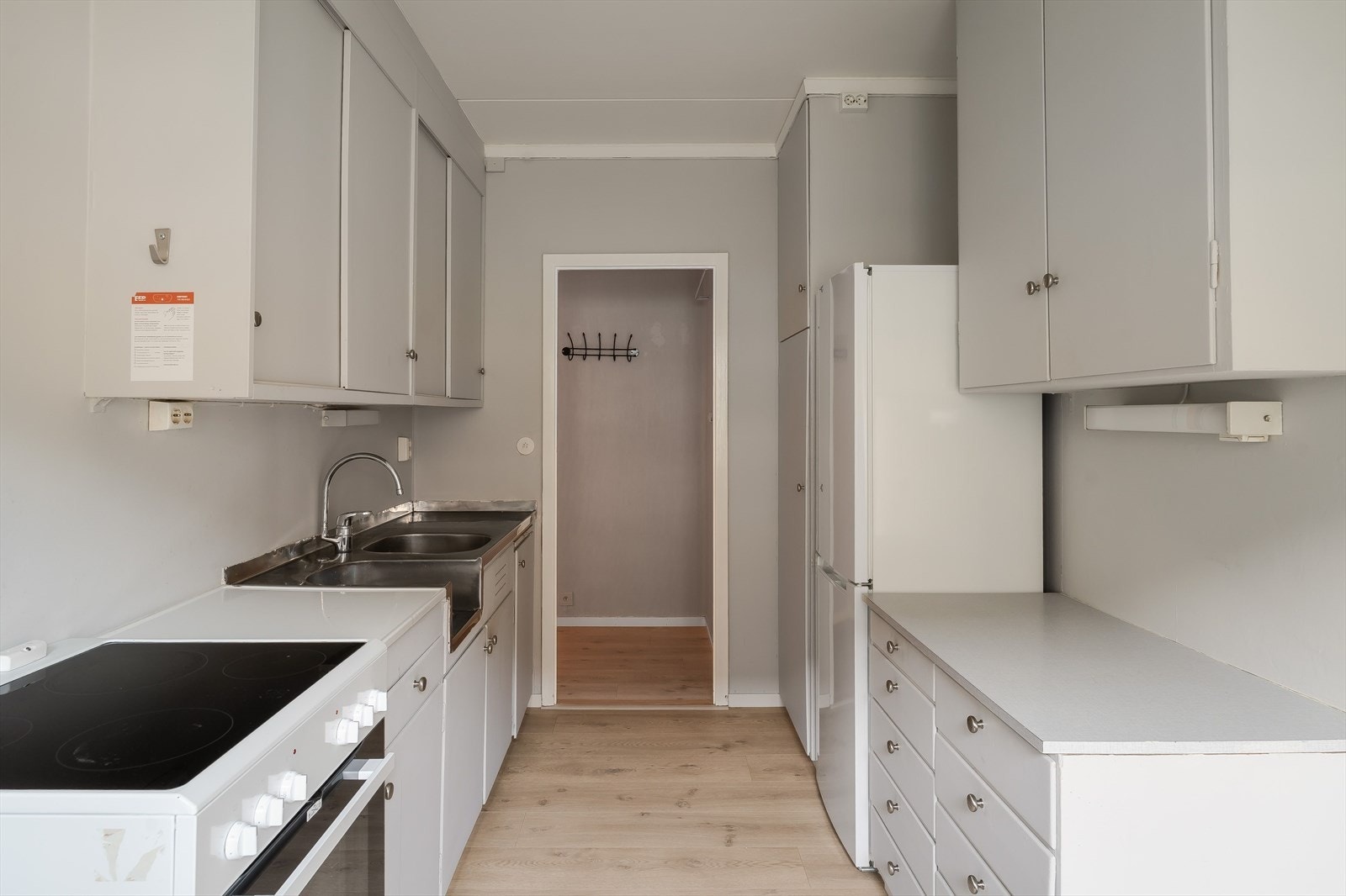 Laminat/stålbelagt benkeplate, stål vaskekum, laminat på gulv (nytt for 3-4 år siden), malt platekledning/malt tapet på vegger og malt betong himling. Galleribilde