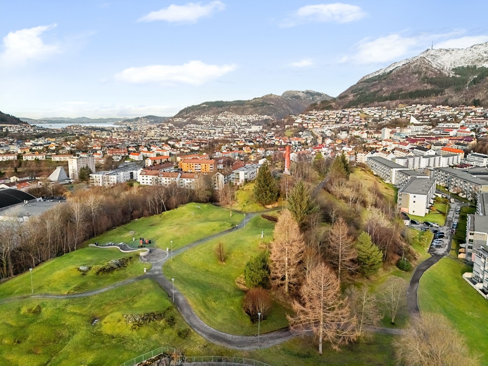For turentusiaster er det flere flotte turmuligheter i nærområdet, nærmest har vi Mannsverk park som byr på frodige grøntarealer og utsikt over Landås. Galleribilde
