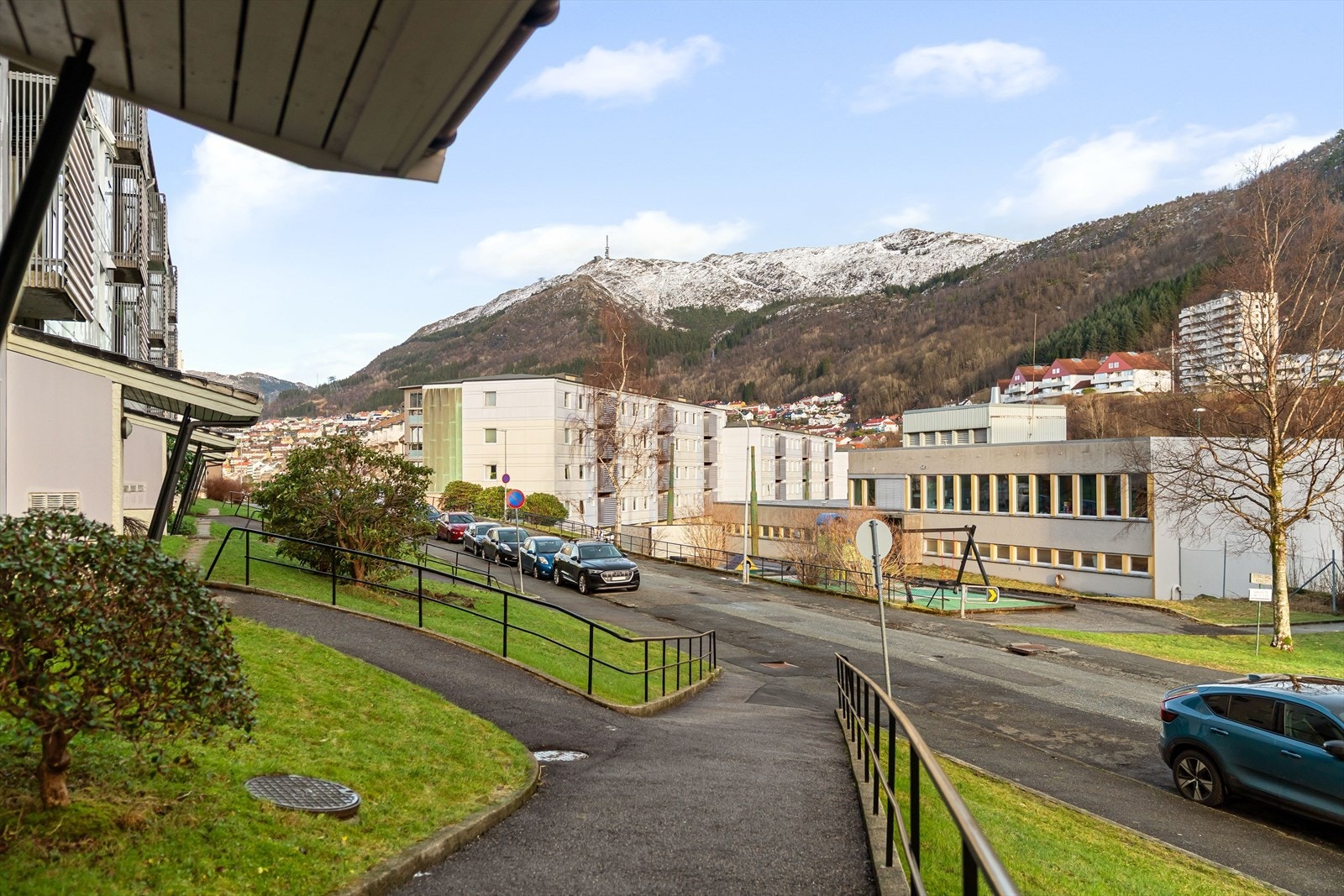 Boliglaget har for utleie 132 parkeringsplasser og 48 garasjeplasser. Søknad om parkeringsplass og garasjeplass rettes til driftskontoret. Galleribilde