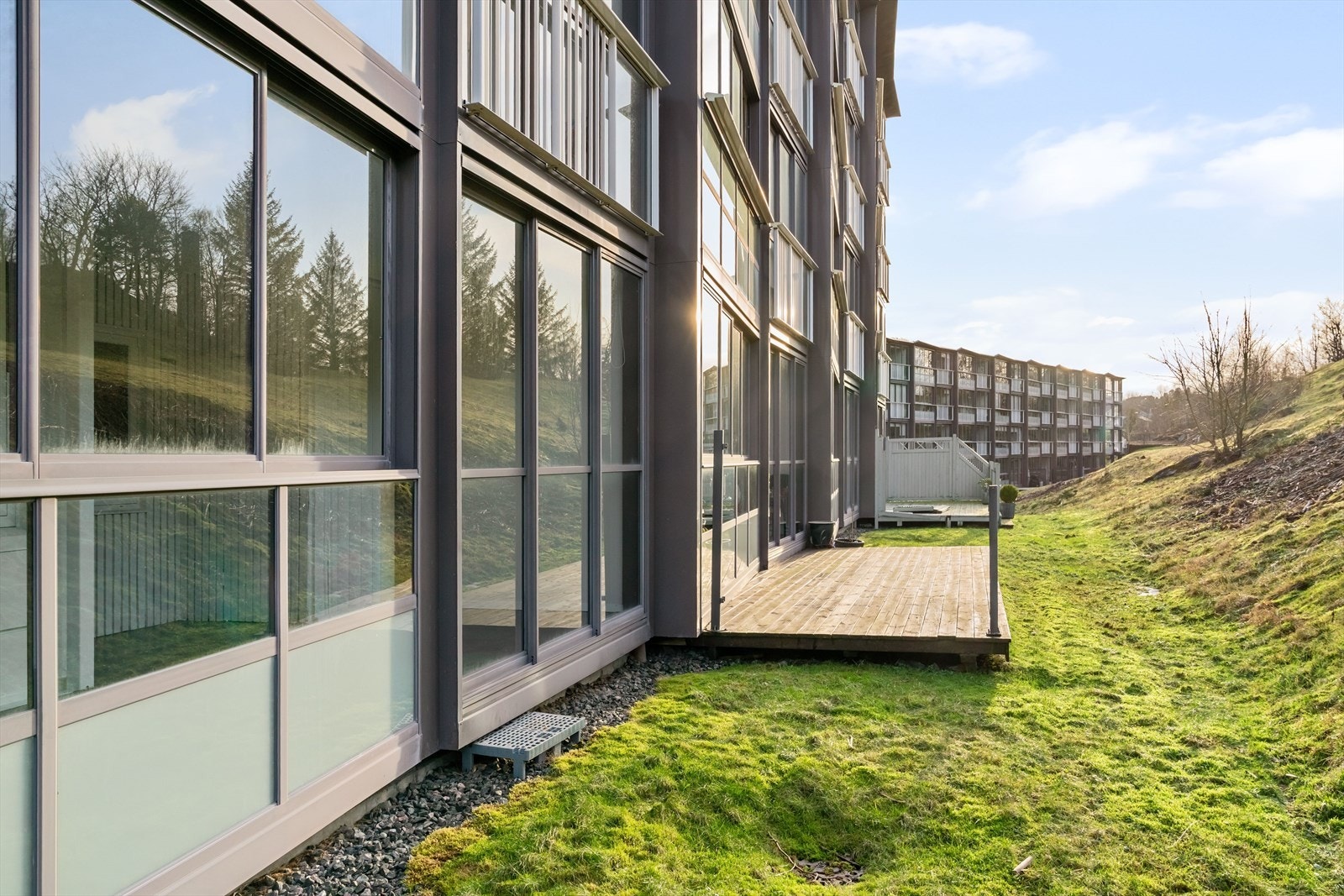 De fleste har også fått etablert terrasse utenfor balkongen, som gir ekstra uteareal og god plass til opphold. Boliglaget har fastsatt mal og standardoppsett, og terrassene vil ha en størrelse på ca. 15 kvm. Galleribilde