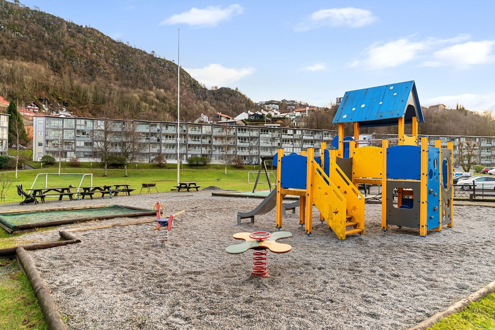 Verdt å nevne er også de trivelige grøntarealene som boliglaget har, i form av hage, diverse beplanting, lekeplasser og fotballbane mellom blokkene. Galleribilde