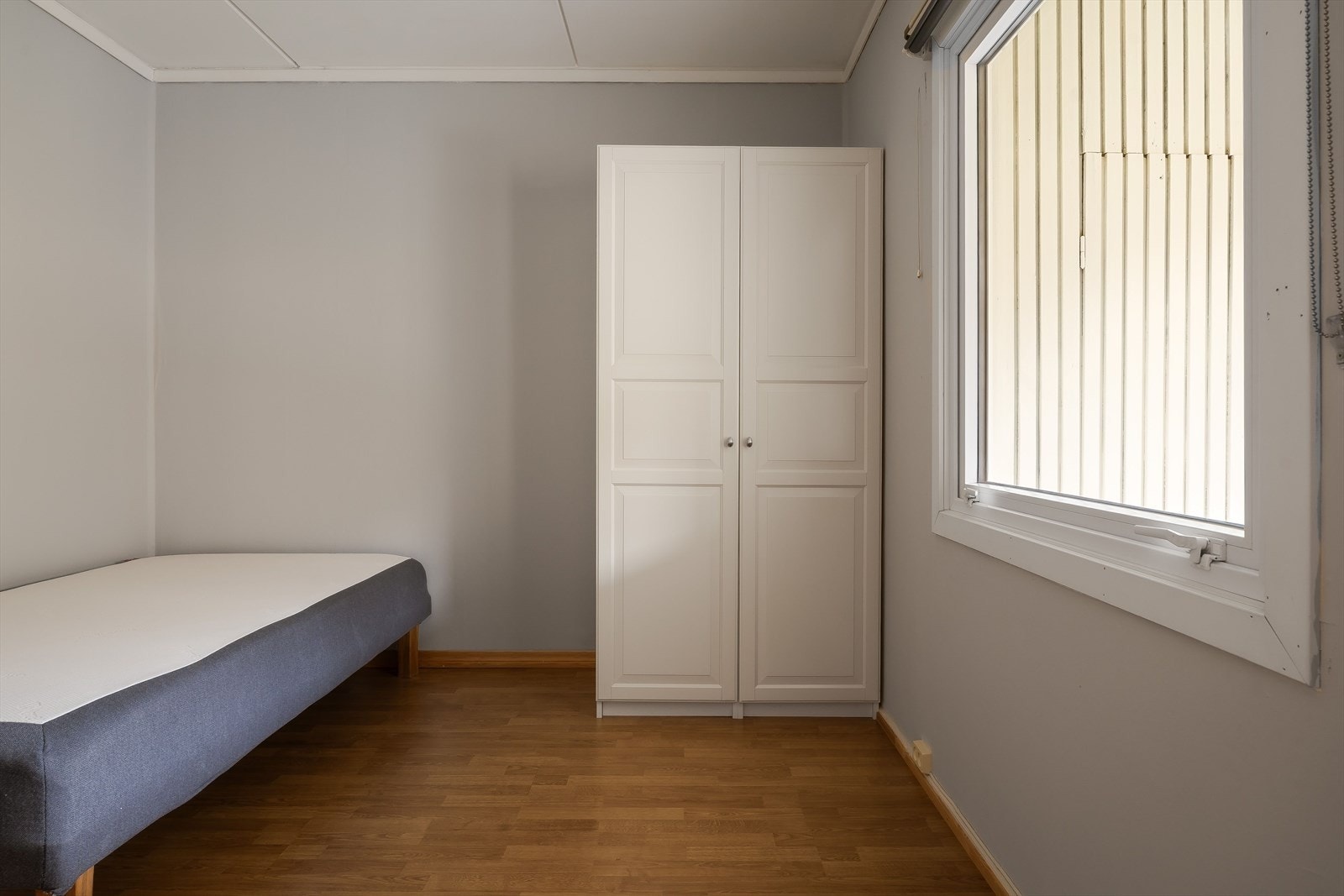 Soverommet er på 8,5 kvm og har plass til dobbeltseng med nattbord, samt mulighet for skrivebord. Tilhørende garderobeskap gir praktisk oppbevaring. Galleribilde