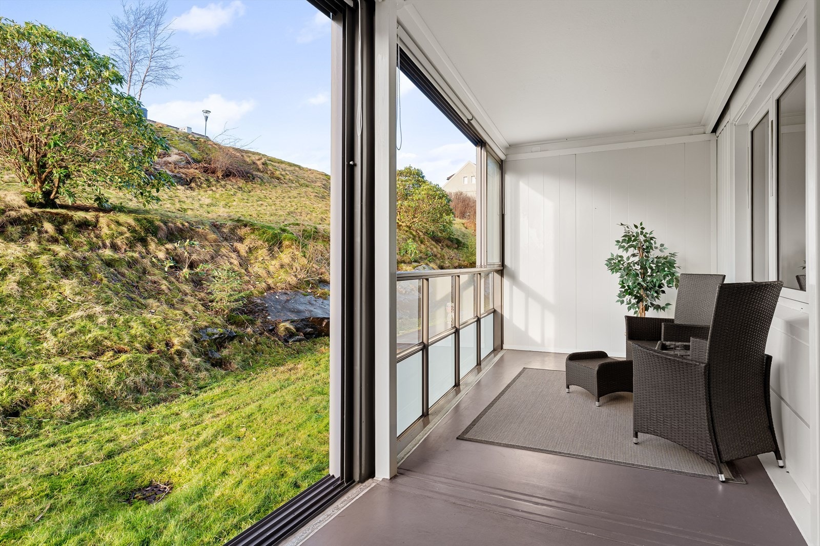 Rikelig med plass til flere utesoner, samt persienner fra tak til gulv for effektiv skjerming. Galleribilde