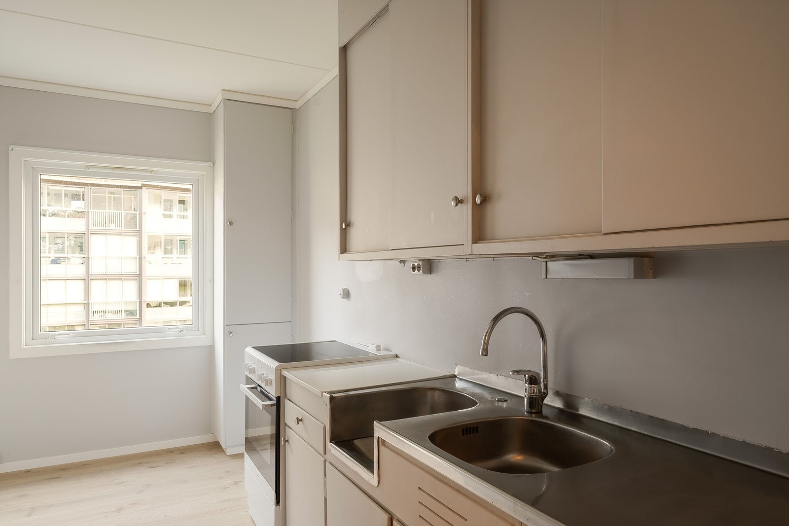 Det er eldre kjøkken med takhøy innredning og slette fronter. Galleribilde