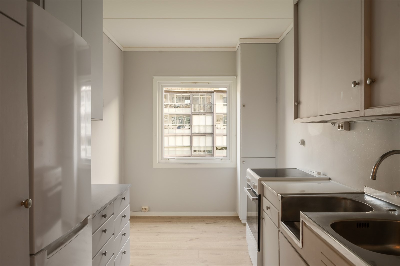 Leiligheten har et romslig kjøkken på 8,9 kvm med naturlig plass til et mindre kjøkkenbord ved vinduet. Galleribilde