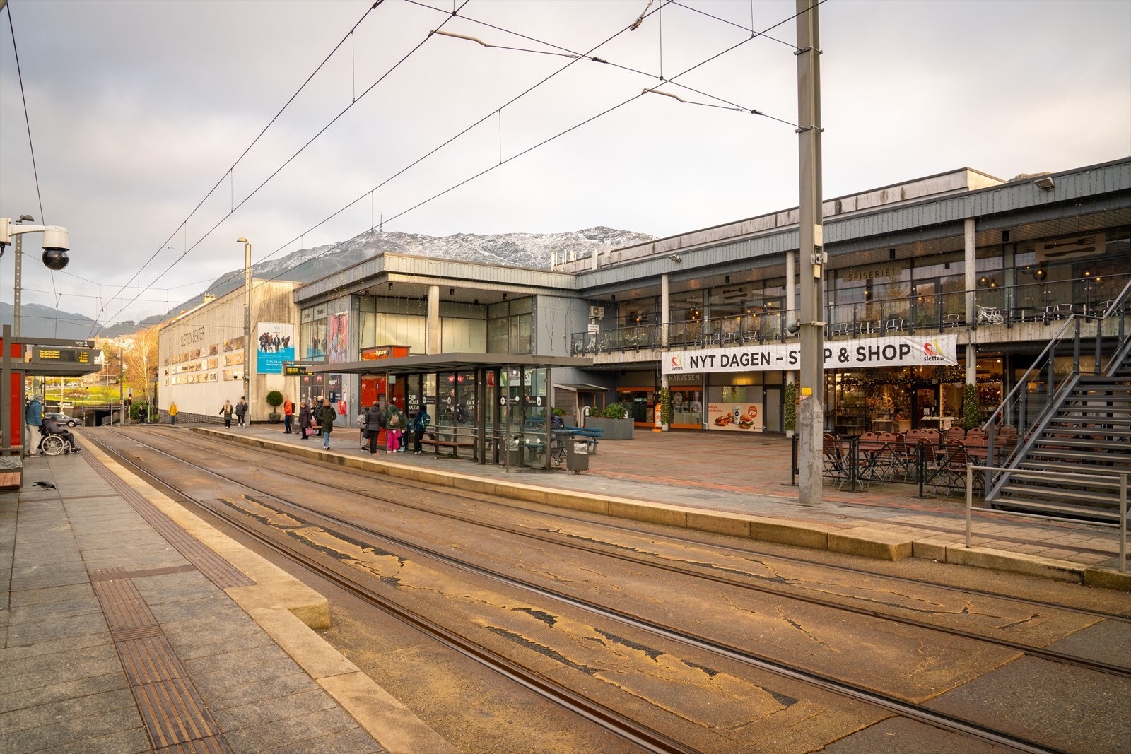 Praktisk beliggenhet med flere dagligvarebutikker i nærområdet. For et bredere utvalg ligger også Sletten Senter/bybanestopp innen kort gangavstand. Galleribilde
