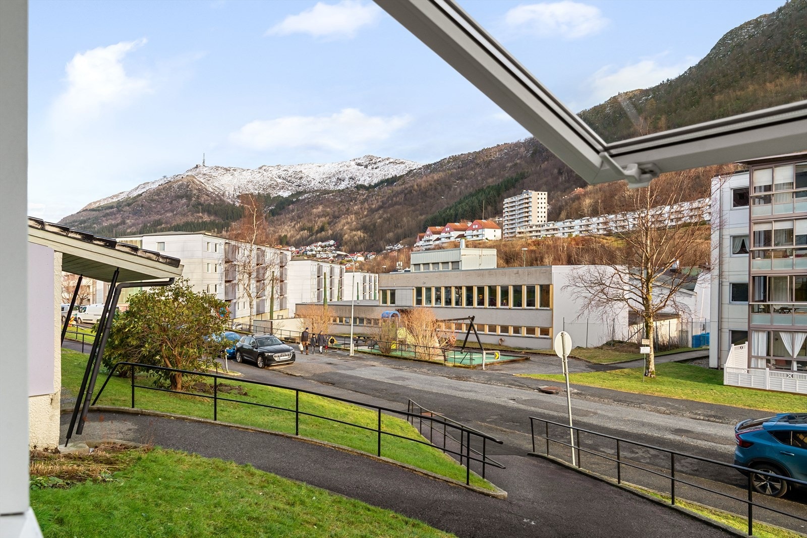 Kjøkkenet har utsyn ut mot nærområdet og oppover Landåsfjellet og Ulriken. Galleribilde