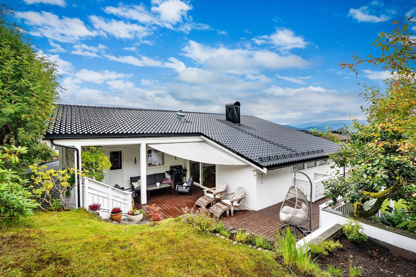 Her får du en attraktiv, solrik og svært barnevennlig beliggenhet, i en rolig blindvei i et veletablert boligområde på Hammarsland, like ved Søreide. Galleribilde