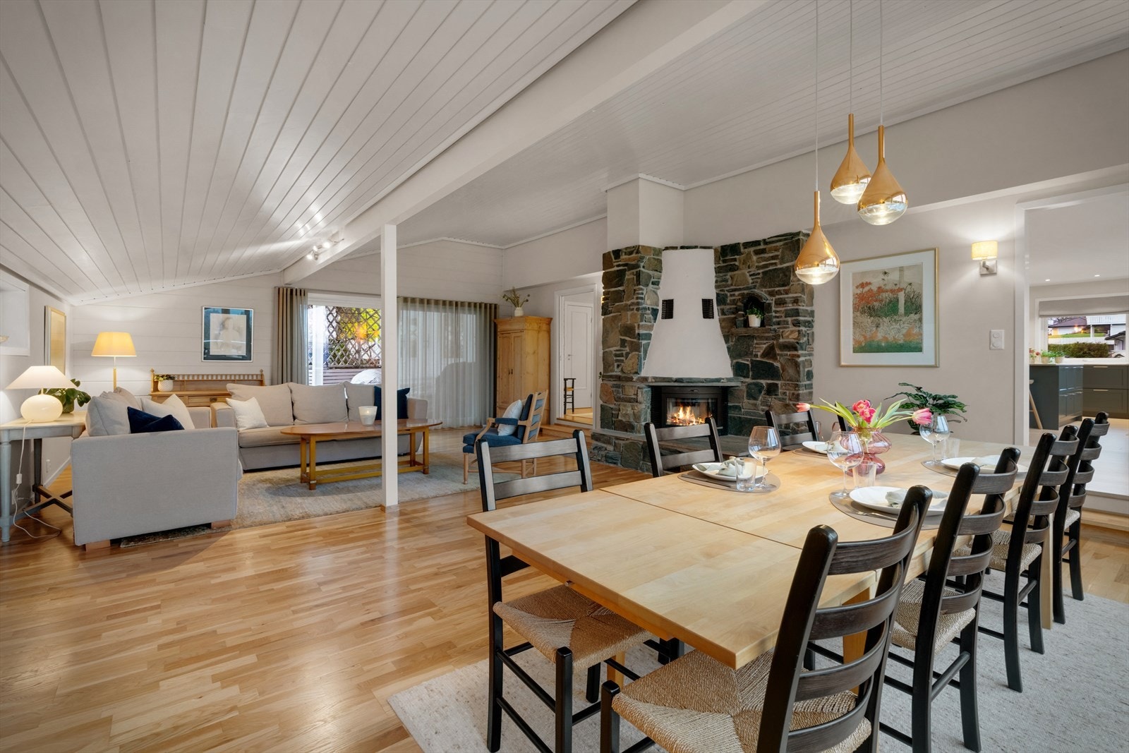 Det er varmepumpe og peisinnsats i stue, elektriske varmekabler på alle bad, kjøkken (2. etasje) og entré som gir et komfortabelt inneklima året rundt. Galleribilde