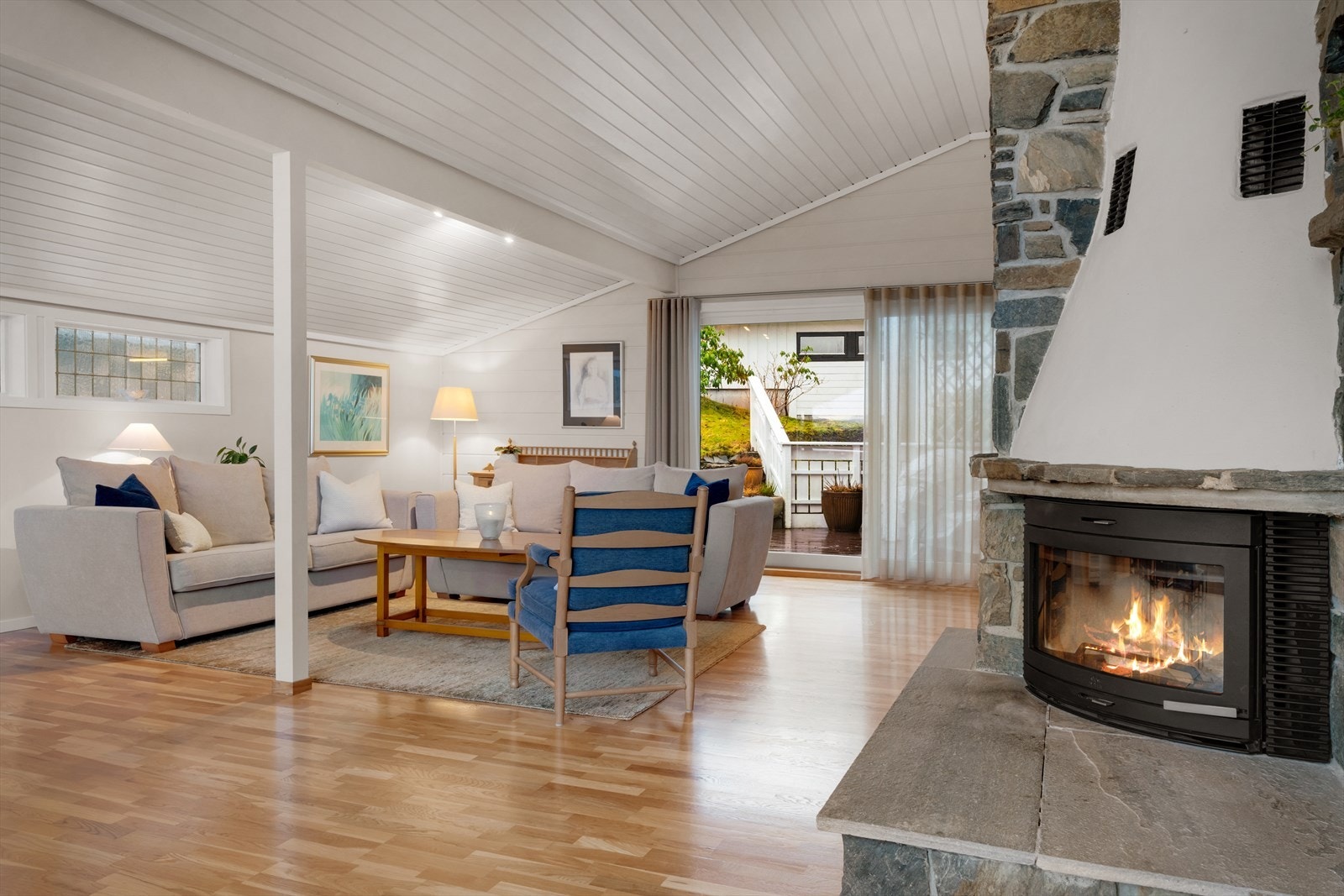 Fra stuen er det direkte tilkomst til boligens altan. Galleribilde