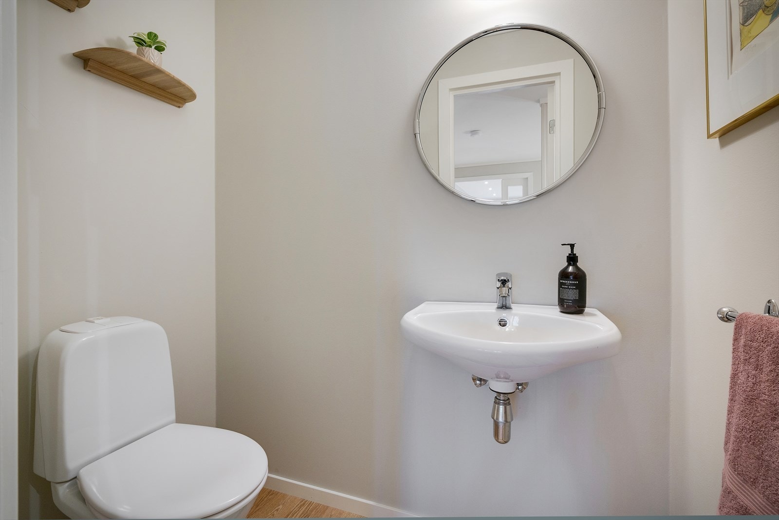 Praktisk WC på 1,8 m², med toalett og servant. Galleribilde